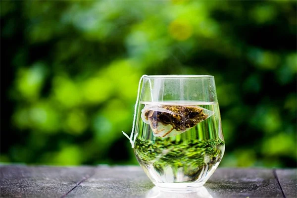 ベランダで蜜蜂に優しいコンテナガーデンを作る5つのコツ
